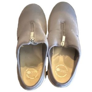 Bzee womens mules.  Size 7.5. Worn only once.    good condition.